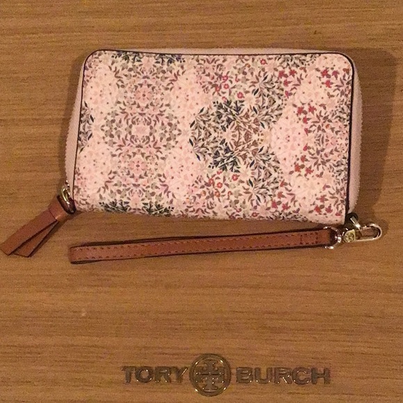 Tory Burch Kerrington Smartphone Wristlet 🌟 HOST PICK - Picture 3 of 13